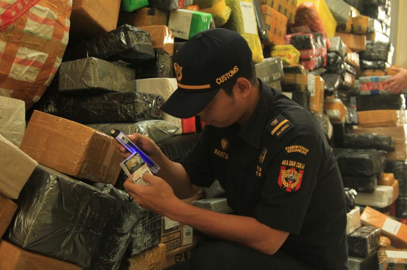 Bea Cukai berhasil mengamankan jutaan batang rokok ilegal bernilai ratusan juta rupiah di Malang dan Kudus, Jawa Timur.