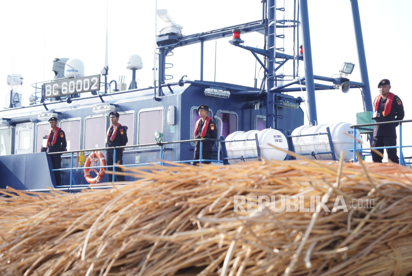 Bea Cukai berhasilkan mengamankan 99,5 ton rotan utuh yang diduga hendak diekspor secara ilegal ke Tawau, Malaysia. Penindakan oleh tim gabungan ini dilakukan pada 18 Juni 2026.