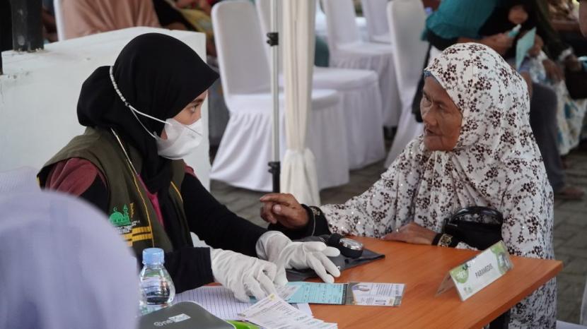 Bea Cukai berikan bantuan pada masyarakat berupa hibah air zam-zam di Makassar dan layanan kesehatan gratis di Tangerang Selatan.