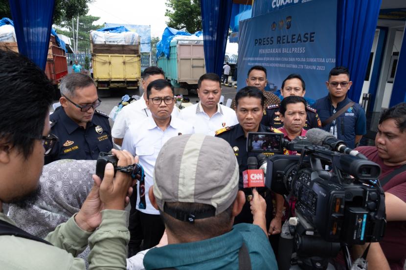 Bea Cukai bersama Polda Sumatera Utara melakukan penindakan terhadap 150 bale pakaian bekas ilegal.