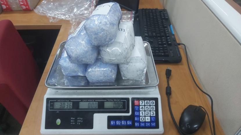 Bea Cukai Bogor dan Bareskrim Polri mengamankan barang bukti tiga kilogram sabu yang diselundupkan melalui jasa penitipan.