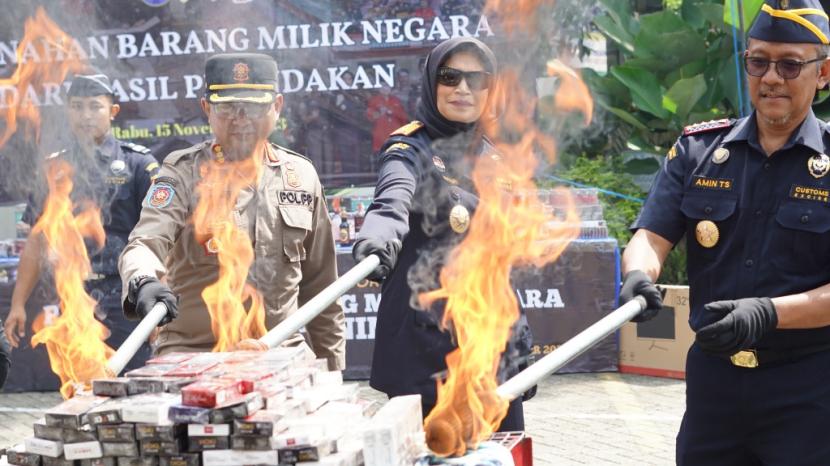 Bea Cukai Bogor menggelar pemusnahan barang berstatus Barang yang Menjadi Milik Negara (BMMN)