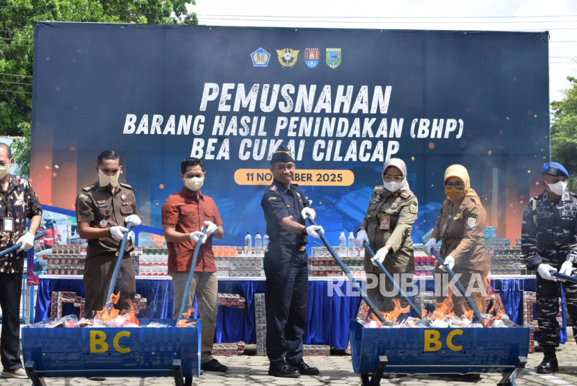 Ciptakan Iklim Usaha yang Adil, Bea Cukai Musnahkan 860.193 Batang Rokok Ilegal di Cilacap