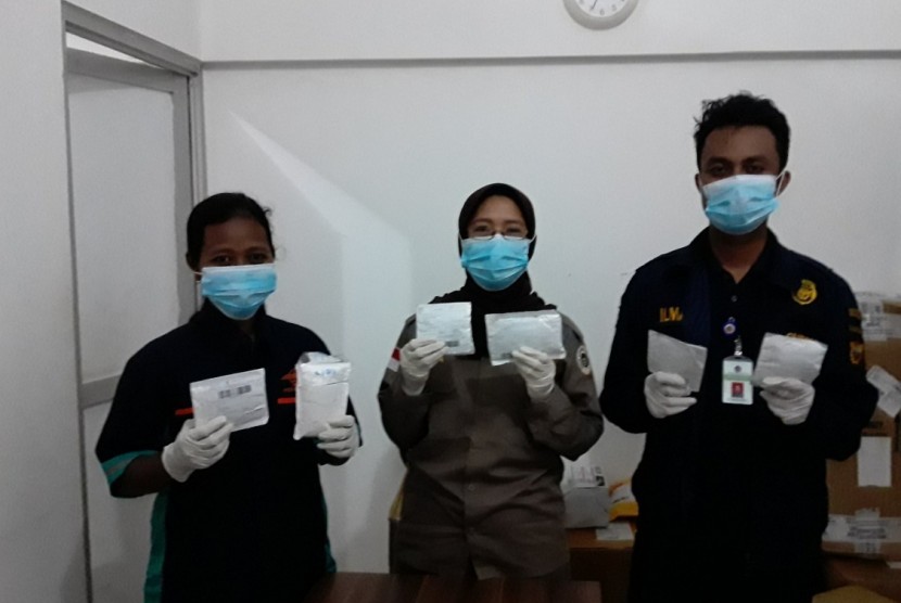 Bea Cukai dan Badan Karantina Pertanian Sorong melakukan penyitaan terhadap 6 paket melalui jasa pengiriman kantor pos berupa paket benih tanaman dari luar negeri yang tidak memiliki izin dari pihak Karantina. 