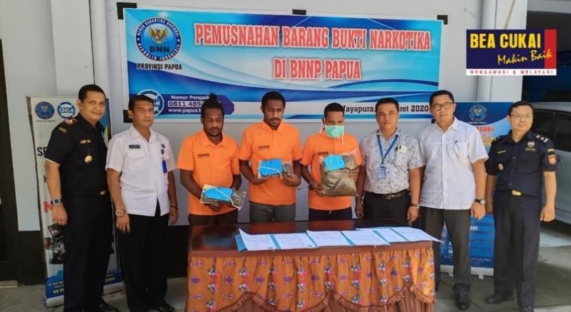 Bea Cukai dan Badan Narkotika Nasional Provinsi (BNNP) Papua bersinergi berantas peredaran narkotika di wilayah Papua dengan menggelar pemusnahan barang bukti narkotika, pada Rabu (18/03) lalu di Gurabesi, Jayapura.