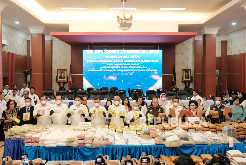 Bea Cukai dan BNN menggelar konferensi pers pengungkapan kasus tindak pidana narkotika periode April hingga Juni 2025 di Kantor Pusat Bea Cukai, Senin (23/6/2025).