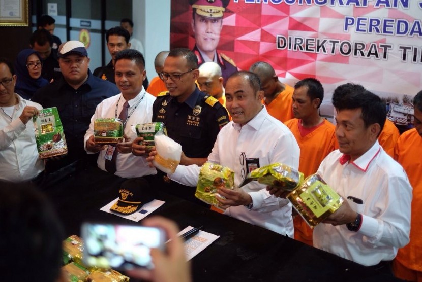 Bea Cukai dan Direktorat IV Bareskrim Kepolisian Republik Indonesia berhasil melakukan penindakan terhadap Kapal Motor Dua Saudara yang membawa narkotika jenis methamphetamine atau sabu sejumlah 30 paket. 