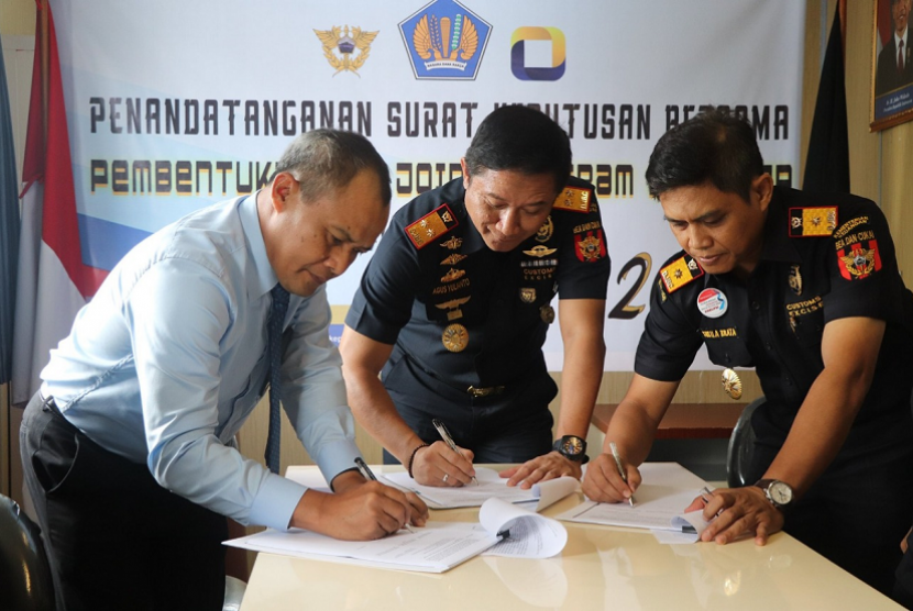 Bea Cukai dan Ditjen Pajak laksanakan penandatanganan surat keputusan bersama pembentukan tim join program.
