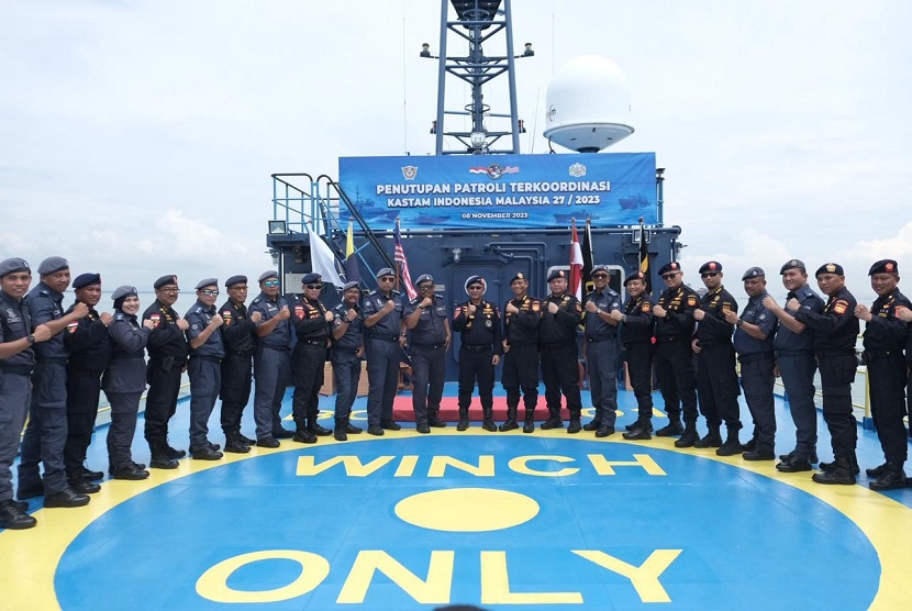 Bea Cukai dan Jawatan Kastam Diraja Malaysia (Kastam Malaysia) resmi akhiri pelaksanaan Patroli Terkoordinasi Kastam Indonesia dan Malaysia (Patkor Kastima) ke-27. Dalam acara penutupan yang terlaksana pada Rabu (8/11/2023) di atas Kapal Patroli BC 60001, terungkap tujuh penegahan yang terlaksana sepanjang Patkor Kastima di tahun 2023 ini.