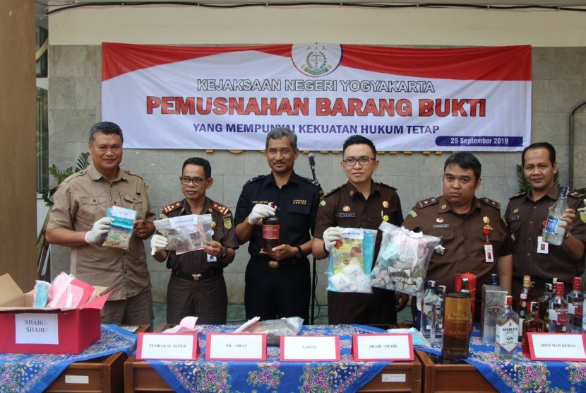 Bea Cukai dan Kejaksaan Negeri Yogyakarta musnahkan 2.466 minuman beralkohol/miras ilegal, Rabu (25/9).