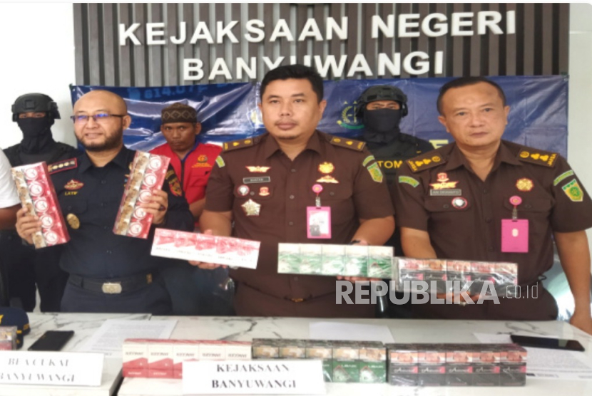Bea Cukai dan Kejari Banyuwangi menggelar konferensi pers penanganan tindak pidana di bidang cukai, Rabu (26/3/2025) lalu. Berdasarkan penindakan yang berhasil dilakukan, diperoleh 558 ribu batang rokok ilegal.