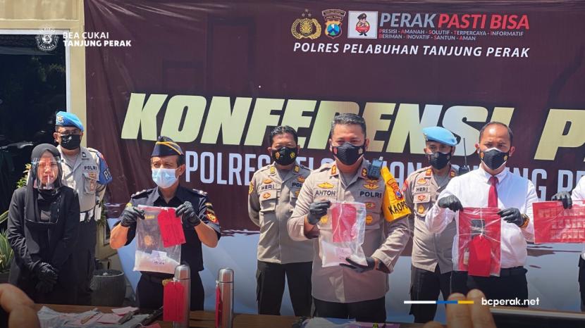 Bea Cukai dan Polres Tanjung Perak mengungkap kasus penyelundupan 963 gram narkotika jenis sabu yang dimasukkan ke dalam termos air menggunakan modus barang kiriman.