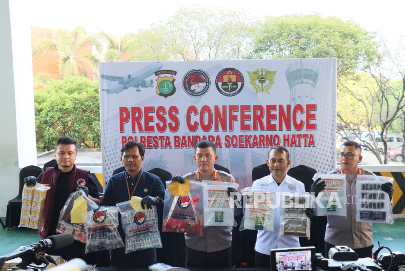 Bea Cukai Soekarno-Hatta dan Polri meringkus sindikat penyelundupan vape berisi obat keras yang melibatkan seorang artis. 