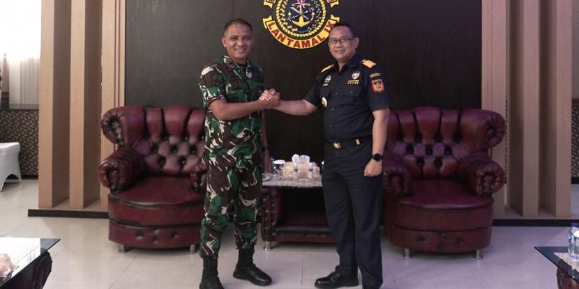 Bea Cukai dan TNI berkomitmen untuk menjalin kerja sama yang baik dan terus meningkatkan sinergi, khususnya dalam hal pengawasan dan penegakan hukum di tengah masyarakat, melalui pelaksanaan kunjungan kerja dan sosialisasi.