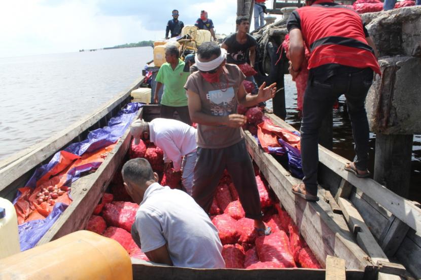 Bea Cukai dan TNI gagalkan penyelundupan 11 ton bawang merah dari Malaysia.