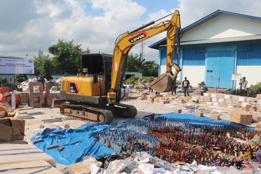 Bea Cukai Dumai, bersama Kantor Wilayah (Kanwil) Bea Cukai Riau dan Bea Cukai Pekanbaru gelar pemusnahan bersama barang yang menjadi milik negara (BMMN) di Lapangan Tempat Penimbunan Pabean Bea Cukai Dumai, Selasa (5/12/2023).