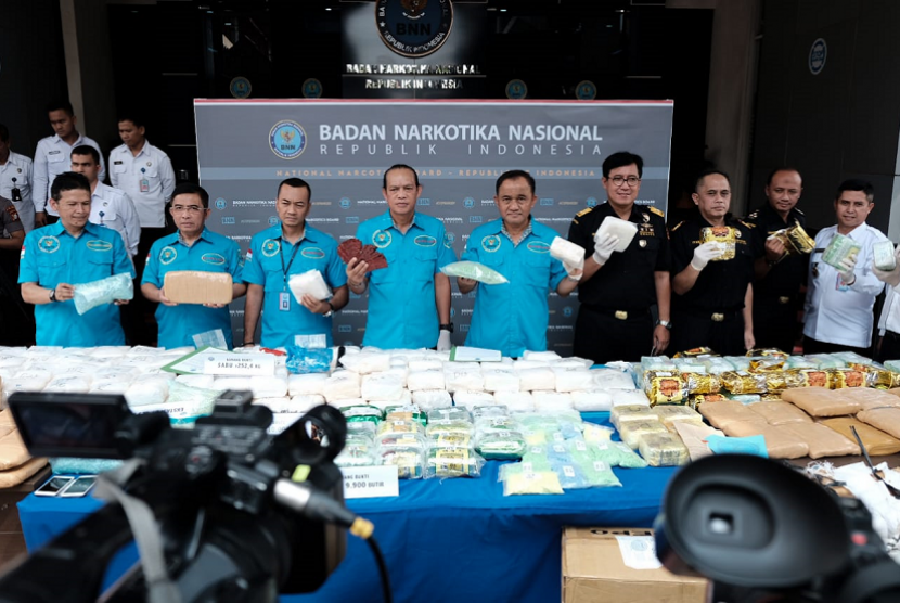 Bea Cukai Dumai bersinergi dengan BNN gagalkan penyelundupan 52 kilogram sabu dan 23 ribu butir ekstasi.