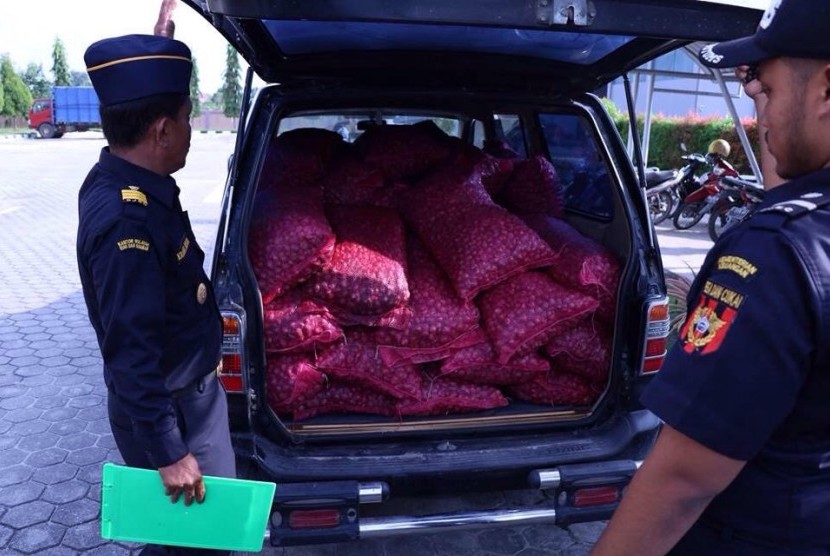 Bea Cukai Dumai mengaman 2,3 ton bawang merah selundupan.