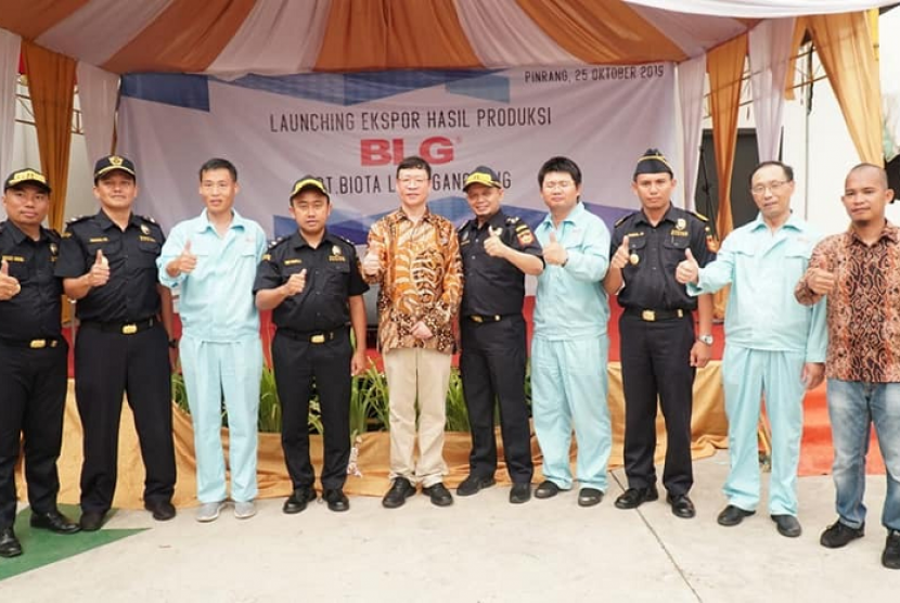 Bertempat di halaman kantor PT Biota Laut Ganggang, Bea Cukai, menghadiri kegiatan pelepasan ekspor komoditas pertanian melalui direct call dari Provinsi Sulawesi Selatan.