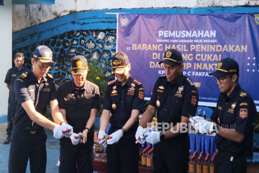 Bea Cukai Fakfak memusnahkan rokok dan minuman beralkohol ilegal yang berlangsung secara terbuka.