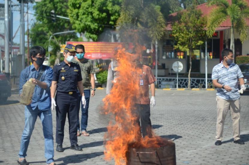 Bea Cukai gagalkan penyelundupan sabu yang di jahit di dalam sandal.