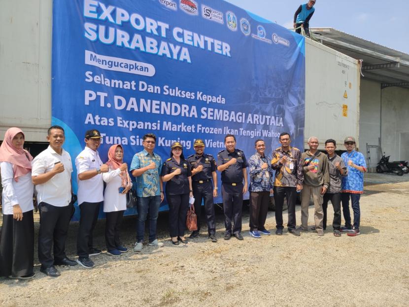 Bea Cukai Gresik bersama Export Center Surabaya melepas ekspor produk-produk tenggiri wahoo dan tuna yang diproduksi oleh PT Danendra Sembagi Arutala, pada Rabu (8/5/2024).