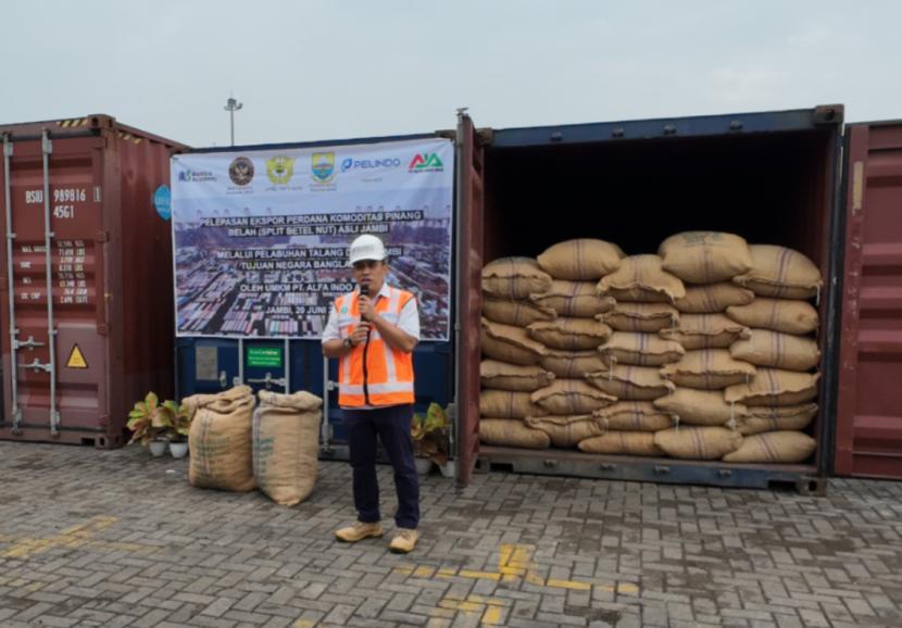 Bea Cukai Jambi bersama Balai Karantina Hewan, Ikan, dan Tumbuhan Provinsi Jambi serta Pelindo Regional 2 Pelabuhan Talang Duku melepas ekspor perdana 36 ton komoditas biji pinang belah (split betel nut) dari Jambi ke pasar Bangladesh.