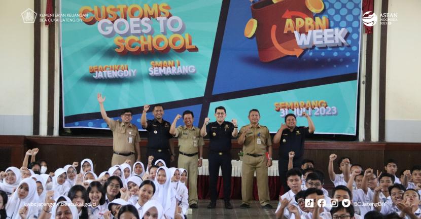 Bea Cukai Jateng DIY menggelar kegiatan Customs Goes to School “APBN Week” pada Senin, 31 Juli 2023 di SMA Negeri 1 Semarang.