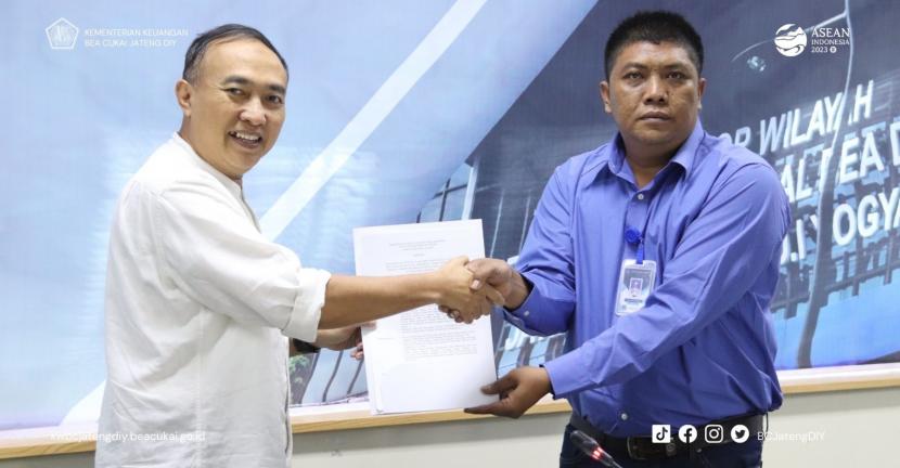 Bea Cukai Jateng DIY terus berupaya mendukung kelancaran arus logistik khususnya barang kiriman Pekerja Migran Indonesia.