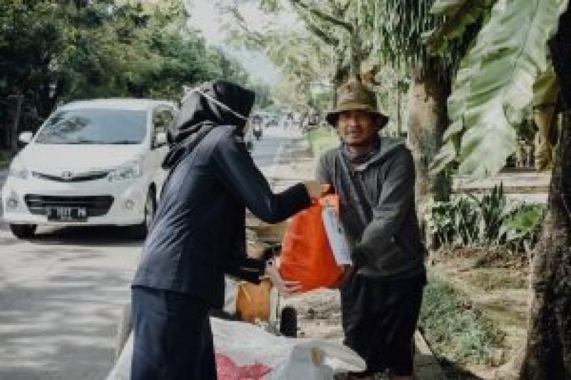 Bea Cukai Jawa Barat menyalurkan 41 paket sembako untuk para pekerja harian dan pekerja lepas.