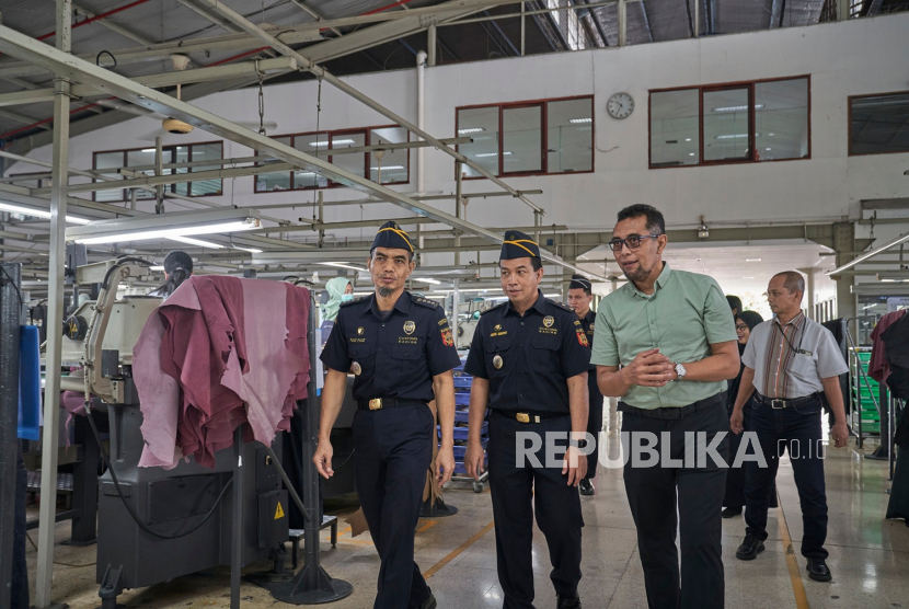 Bea Cukai Juanda dan Balikpapan melakukan Customs Visit Customer sebagai upaya meningkatkan kerja sama dengan industri.