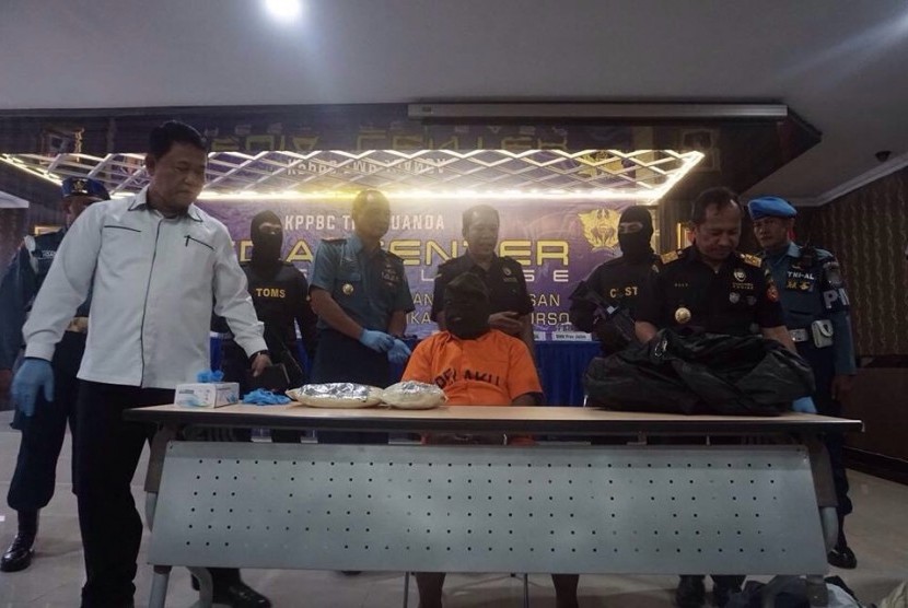 Bea Cukai Juanda membekuk seorang penumpang pesawat berinisial MS (53) karena dicurigai membawa narkotika pada Selasa (22/8).