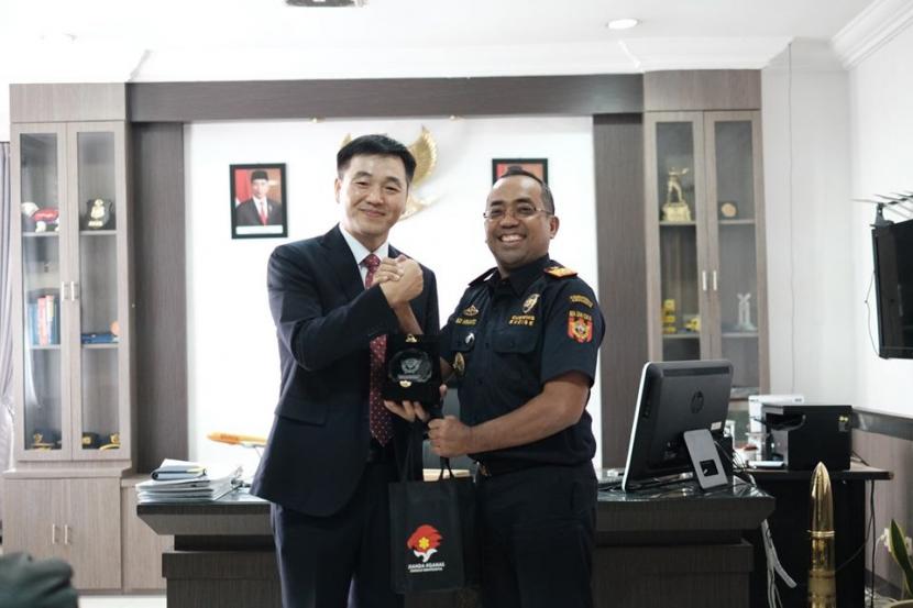 Bea Cukai Juanda menerima kunjungan atase Bea Cukai Korea Selatan atau Korea Customs Service (KCS), Hyung-Min Baek,  pada Selasa (10/3), yang khusus datang untuk membahas mengenai kerja sama dalam rangka pengembangan proyek kapal selam bersama dengan Kementerian Pertahanan Indonesia di Surabaya. 