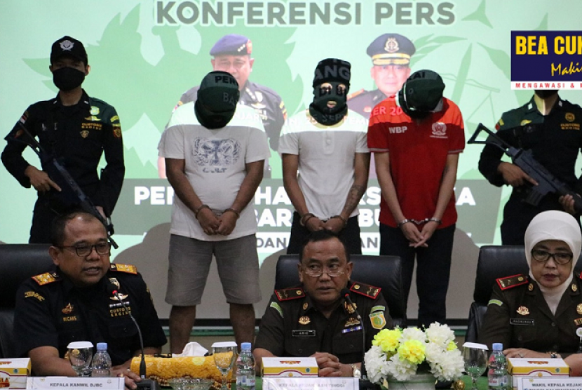  Bea Cukai Kalimantan Bagian Selatan gerebek rumah produksi miras ilegal. 