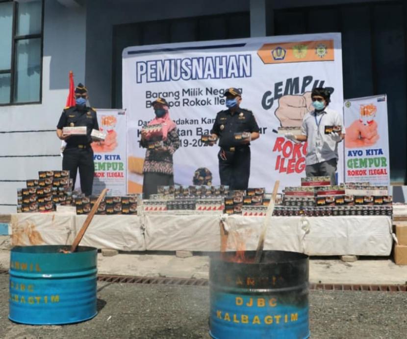 Bea Cukai Kalimantan Bagian Timur (Kalbagtim) melakukan pemusnahan sebanyak ratusan ribu batang rokok ilegal. 