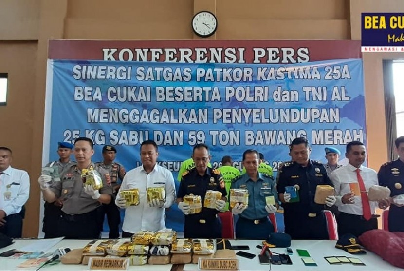 Bea Cukai Kanwil Aceh bersinergi dengan Polri dan TNI AL,  Senin (26/8) menggelar konferensi pers penggagalan penyelundupan 25 kilogram narkotika jenis methamphetamine/sabu dan 59 ton bawang merah.