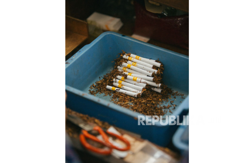Bea Cukai Kediri bersama Satuan Polisi Pamong Praja (Satpol PP) Kabupaten Nganjuk menunjukkan komitmennya dalam menindak tegas peredaran rokok ilegal.