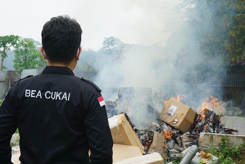 Bea Cukai kembali melakukan pemusnahan atas rokok ilegal hasil penindakan di wilayah Jakarta dan Madura. Diwakili Bea Cukai Marunda dan Bea Cukai Juanda, kali ini pemusnahan dilakukan terhadap lebih dari 7 juta batang rokok ilegal dan juga beberapa miras ilegal.