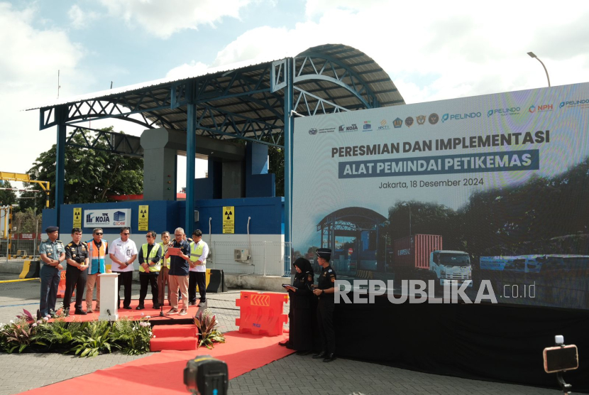 Bea Cukai Kementerian Keuangan secara resmi memulai pemberlakuan alat pemindai peti kemas barang impor dan ekspor di Pelabuhan Tanjung Priok Jakarta.