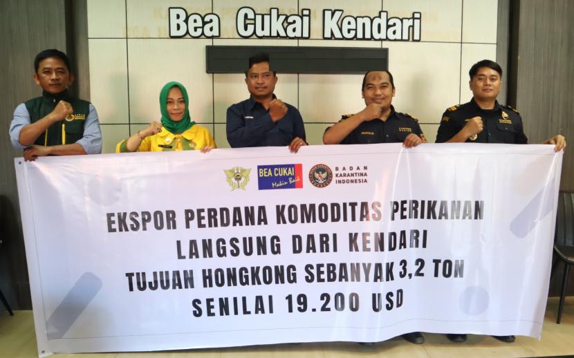 Bea Cukai Kendari bersama Balai Karantina Hewan Ikan dan Tumbuhan Sulawesi Tenggara lepas ekspor perdana 3.200 kilogram ikan kerapu hidup asal Wakatobi ke pasar Hong Kong.