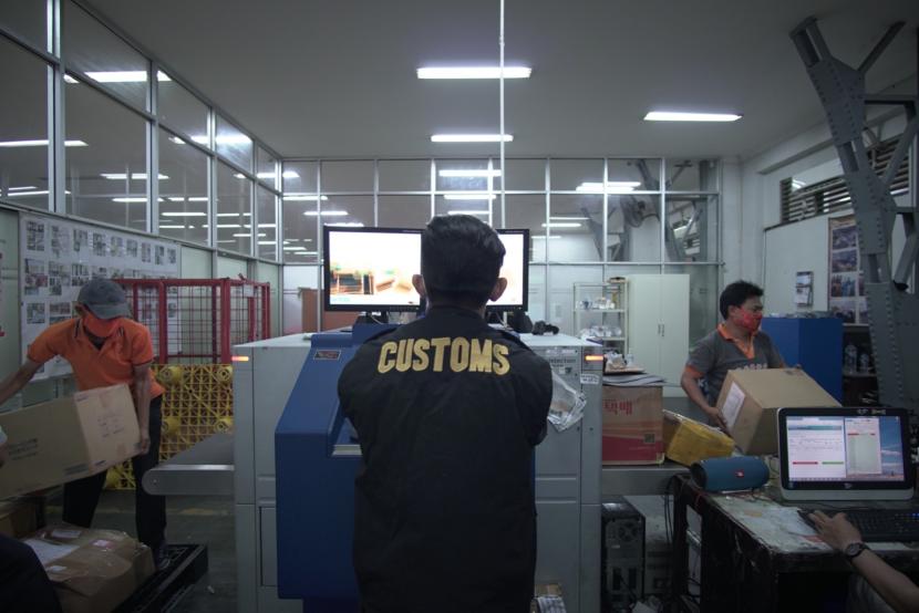 Bea Cukai komitmen terus melayani dan mengawasi import barang.