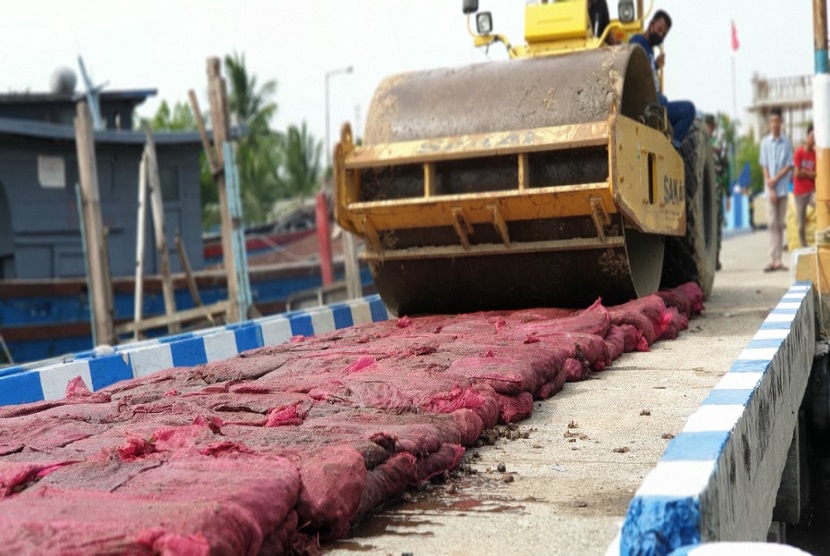 Bea Cukai Kuala Langsa laksanakan pemusnahan barang bukti hasil tindak pidana kepabeanan di bidang impor pada Jumat (5/6) di Dermaga Pangkalan Bea Cukai di Belawan milik Kantor Wilayah Bea Cukai Sumatra Utara.