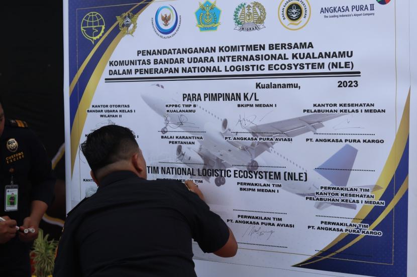 Bea Cukai Kualanamu bersama dengan komunitas Bandara Internasional Kualanamu tanda tangani komitmen bersama implementasi NLE, pada Senin (26/6/2023). 