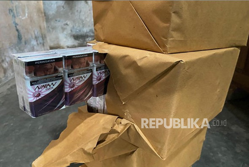 Bea Cukai Kudus menindak ratusan ribu rokok ilegal di sebuah bangunan yang digunakan sebagai tempat penyimpanan di Desa Manyargading, Kecamatan Kalinyamatan, Kabupaten Jepara, pada Selasa (26/11/2024).