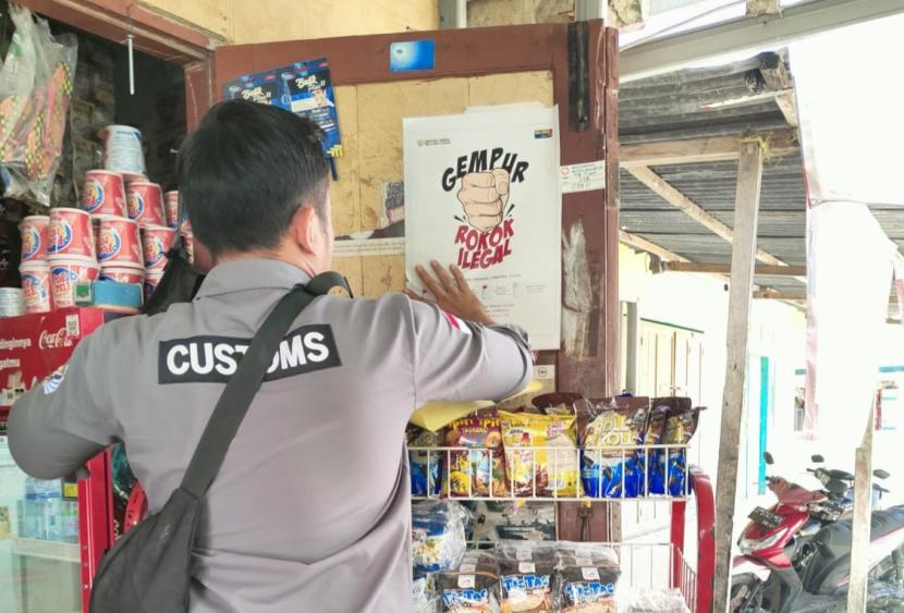 Bea Cukai Labuan Bajo menggelar operasi pasar rokok ilegal dengan menyisir toko dan warung.