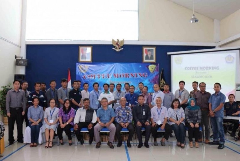  Bea Cukai Lampung ialah dengan mengundang para pengguna jasa kepabeanan dan cukai di daerah Lampung dalam acara coffee morning di Kantor Bea Cukai, pada Kamis (13/4).