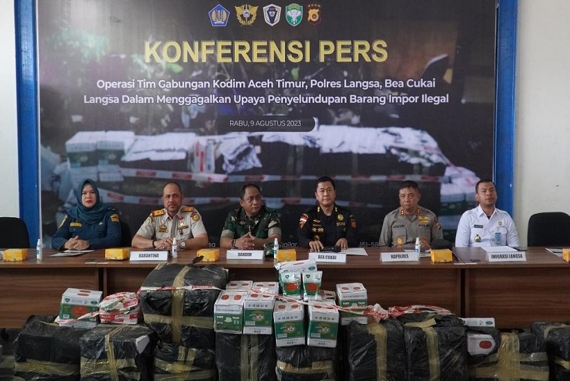 Bea Cukai Langsa menggelar konferensi pers hasil operasi penindakan oleh tim gabungan antara Bea Cukai Langsa, Kodim Aceh Timur, dan Polres Langsa terhadap upaya penyelundupan barang impor ilegal asal Thailand di wilayah Kota Langsa (09/08).