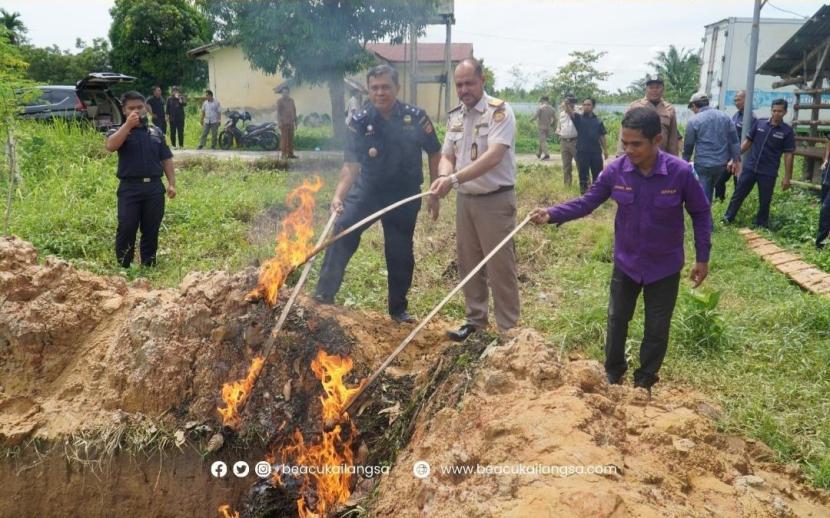 Bea Cukai Langsa musnahkan barang bukti hasil penindakan dibidang kepabeanan.