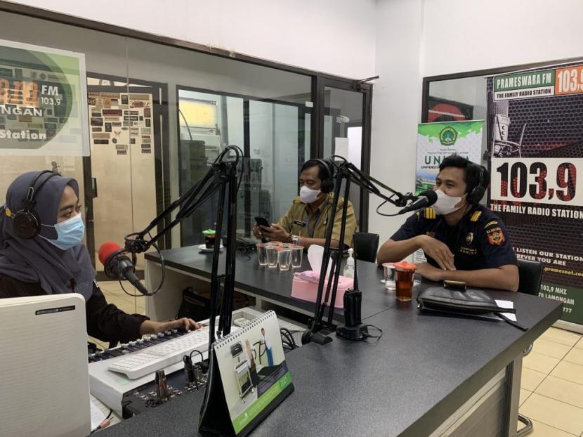 Bea Cukai Madura  memanfaatkan media massa dalam mendiseminasi aturan cukai, seperti talkshow di Radio Karimata FM Pamekasan dan Radio Suara Bangkalan FM.