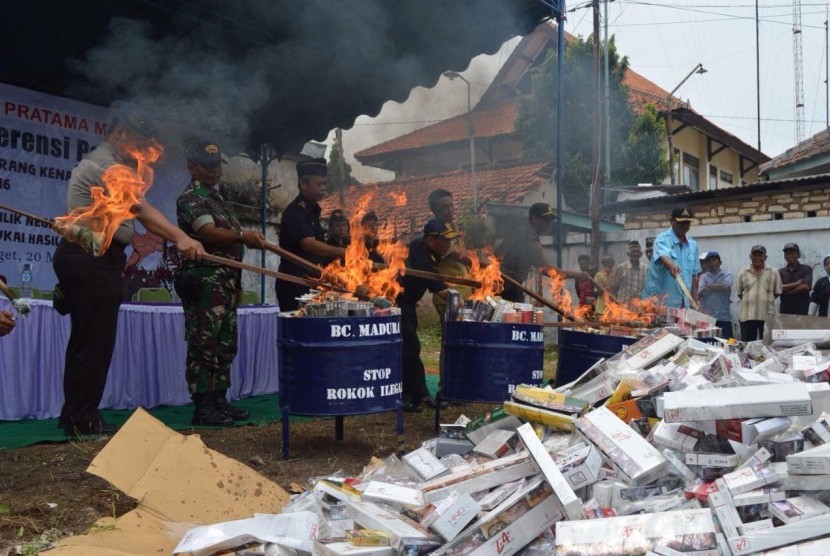 Bea Cukai Madura menghancurkan ratusan ribu rokok ilegal, Senin (20/3).